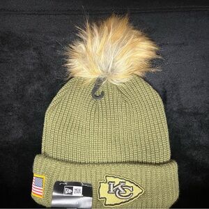 🆕 Women’s Kansas City Chiefs 2025 Salute to Service Knit Hat with Pom